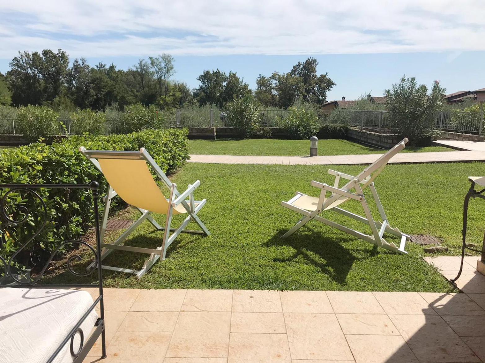 The Flowers - Apartments With Private Garden In Residence With Pool Manerba del Garda Bagian luar foto