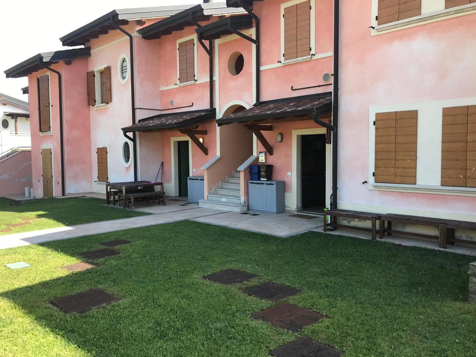 The Flowers - Apartments With Private Garden In Residence With Pool Manerba del Garda Bagian luar foto