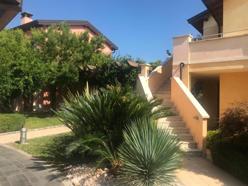 The Flowers - Apartments With Private Garden In Residence With Pool Manerba del Garda Bagian luar foto