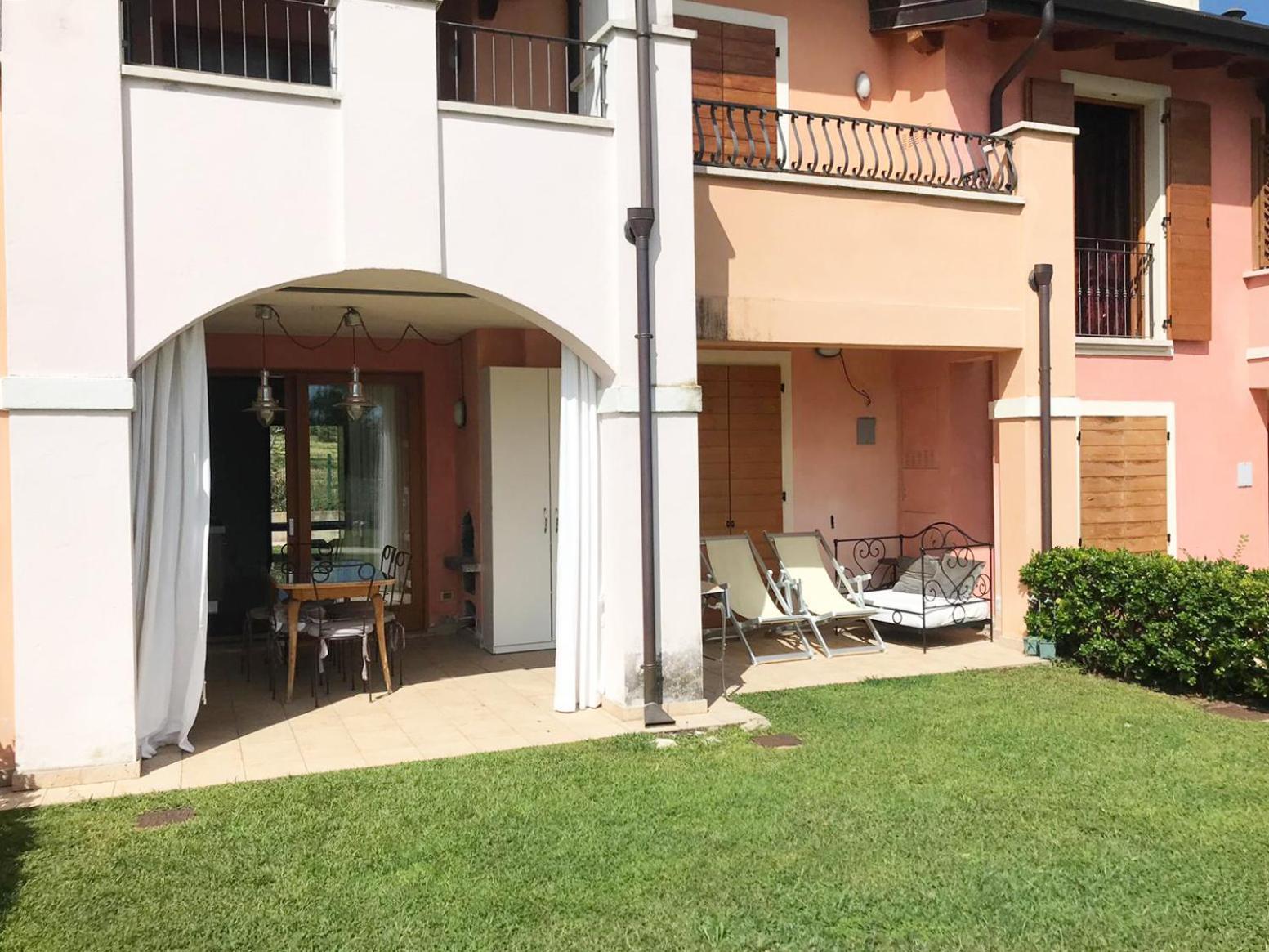The Flowers - Apartments With Private Garden In Residence With Pool Manerba del Garda Bagian luar foto