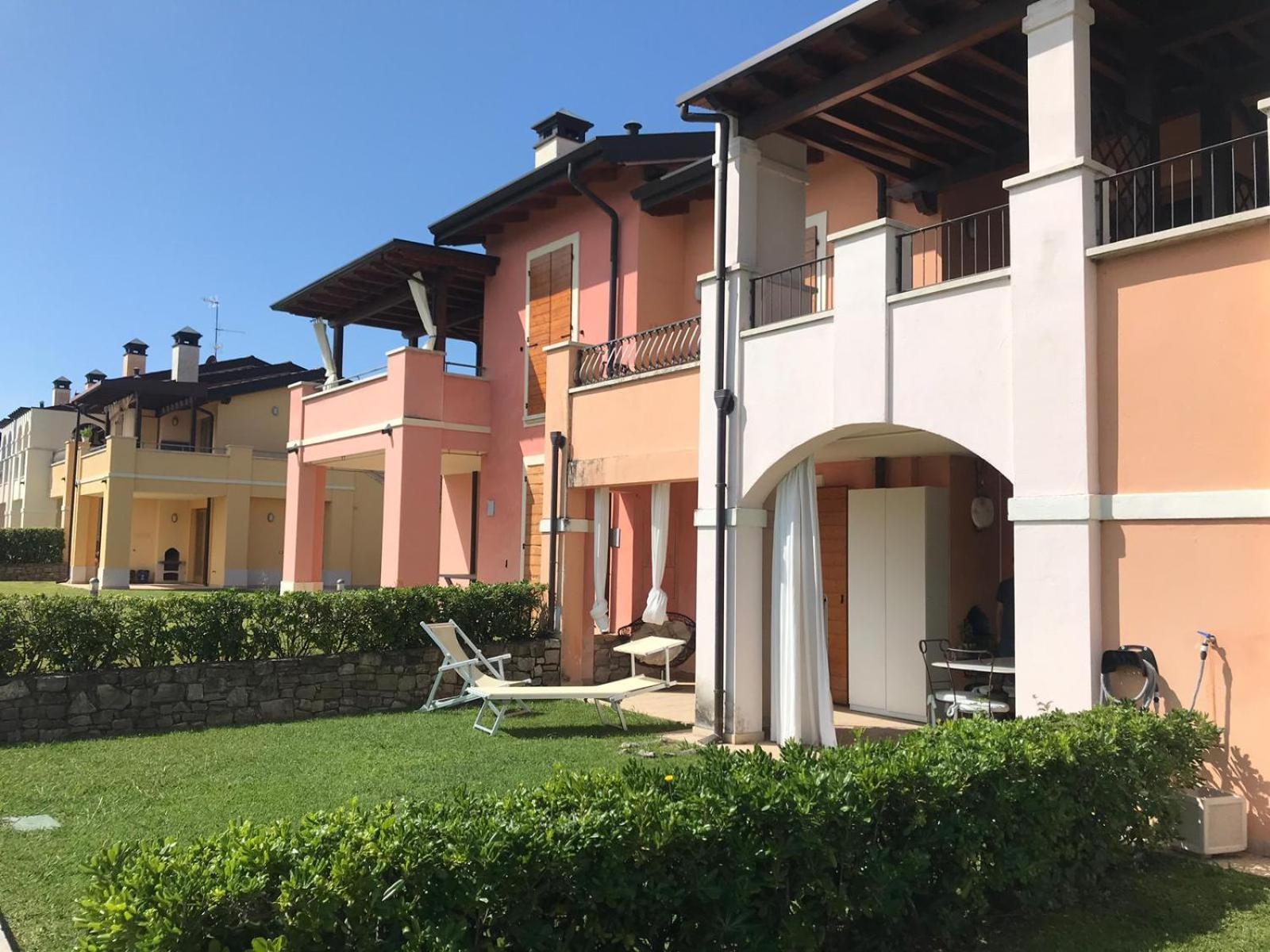 The Flowers - Apartments With Private Garden In Residence With Pool Manerba del Garda Bagian luar foto